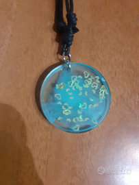 Collana con ciondolo in resina fatto a mano