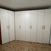 Armadio e letto matrimoniale