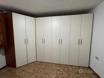 Armadio e letto matrimoniale