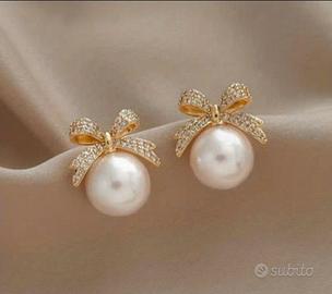 Orecchini fiocco luminoso e perla