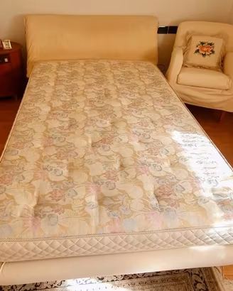 Letto piazza e mezzo con testiera imbottita