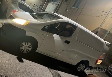 Nissan nv 200