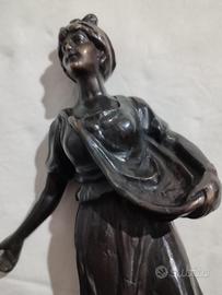 Statua in bronzo DONNA CHE SEMINA