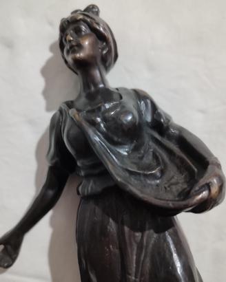 Statua in bronzo DONNA CHE SEMINA