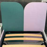 Due lettini singoli con scrivania,sedia epannello