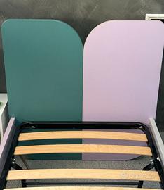 Due lettini singoli con scrivania,sedia epannello