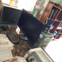 due scrivanie e un tavolo in marmo