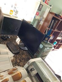 due scrivanie e un tavolo in marmo