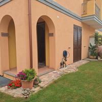 Villa con giardino e ampi loggiati