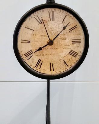 Orologio in ferro retrò.