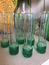 Bicchieri verdi in vetro soffiato