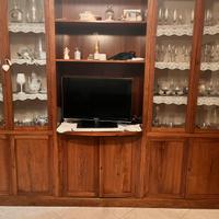 mobile soggiorno classico in legno con vetrine