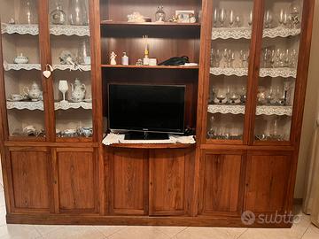 mobile soggiorno classico in legno con vetrine