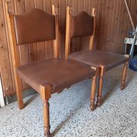 Coppia di sedie in legno foderate in ecopelle