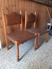 Coppia di sedie in legno foderate in ecopelle