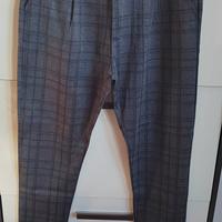 Pantalone maschile elegante a quadri scuri