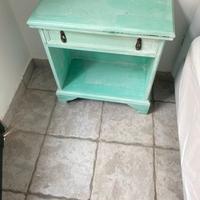 Coppia di comodini shabby