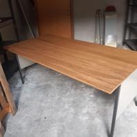 Tavolo in acciaio e legno laminato