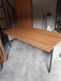Tavolo in acciaio e legno laminato