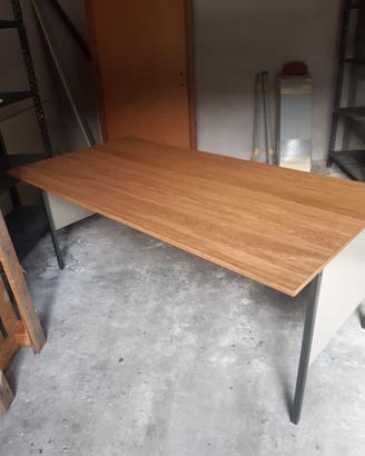 Tavolo in acciaio e legno laminato