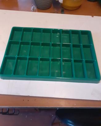 n. 20 contenitori con 24 scomparti cm. 40x29 usati