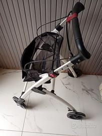 Deambulatore pieghevole con quattro ruote.