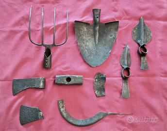 Antichi attrezzi agricoli da esposizione