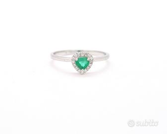 Anello smeraldo cuore e diamanti a contorno
