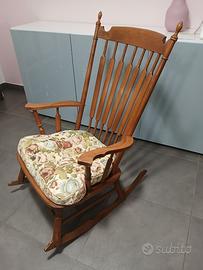 Sedia a Dondolo Vintage in Legno Massello - Stile