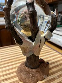 Sfera in vetro con ossa/ teschio