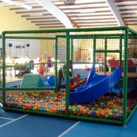 Strutture da gioco x bambini con palline e scivoli