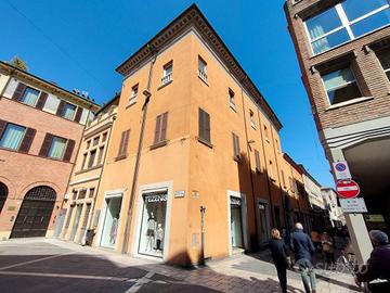 Appartamento di 300 m² con 5 locali e posto auto a