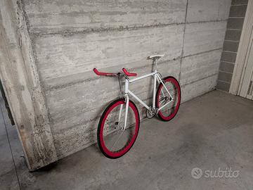 Bicicletta scatto fisso