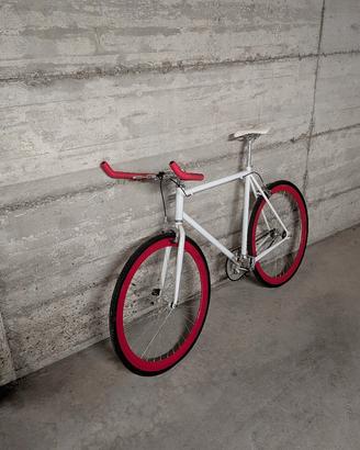 Bicicletta scatto fisso