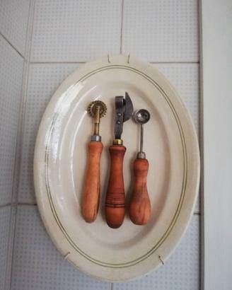 Piatto Laveno con vecchi utensili