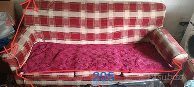 2 divani in buone condizioni  uno è un diva