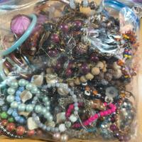 bracciali in pietra più di 100 dal peso di 2,2 kg