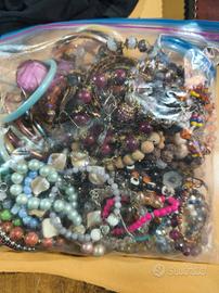 bracciali in pietra più di 100 dal peso di 2,2 kg