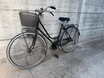 Due biciclette con freni a bacchetta
