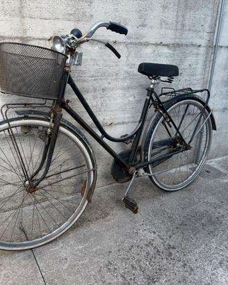 Due biciclette con freni a bacchetta