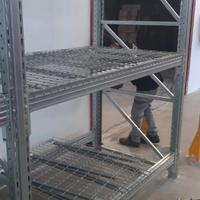 scaffali con piani d'appoggio 