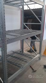 scaffali con piani d'appoggio 