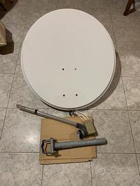 Parabola satellitare con supporto per balcone