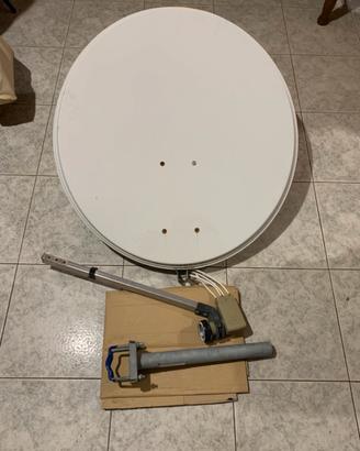 Parabola satellitare con supporto per balcone