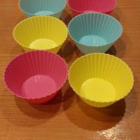 Set di 6 cocottine in silicone colorate mai usate.