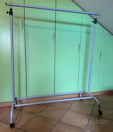 Stand Appendiabiti con rotelle. Nuovo