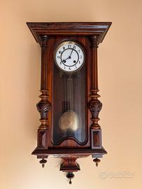 Orologio a pendolo antico in legno