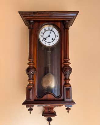 Orologio a pendolo antico in legno