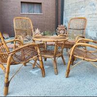 Sedie in vimini più tavolo 