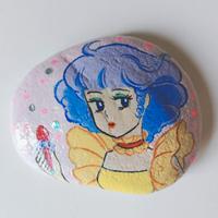 anime arte dipinto creamy su sasso e glitter